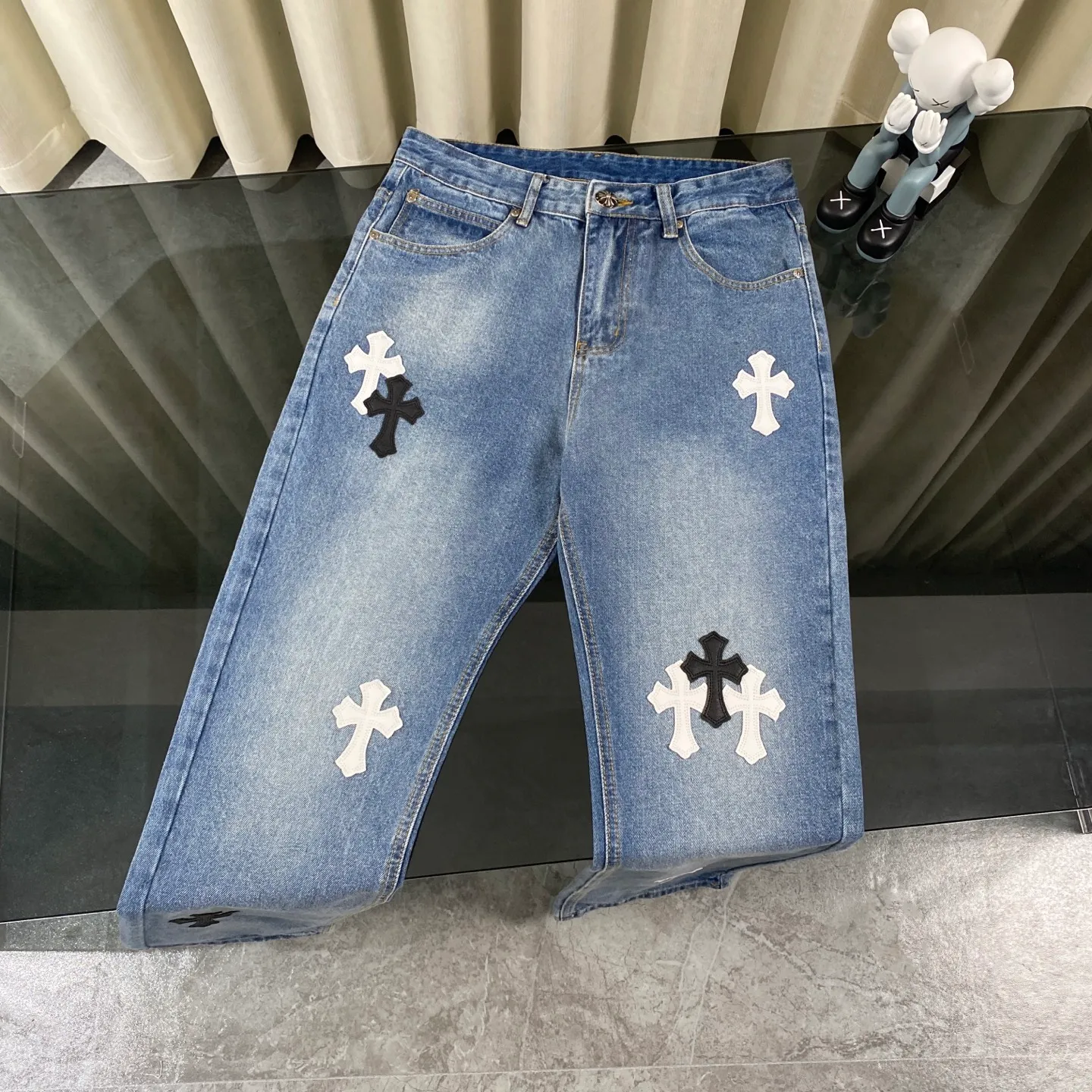 🅿️280 chrome hearts 2025 new city limited classic leather label jeans vi Top heavy industry fashionable design] Consistent high street luxury style creation. Speaking of this style, the Zangyin family and GU family are definitely among the leading representative brands. Especially the Zangyin family has really achieved a state-of-the-art effect in creating high street style. It is made of unique washed materials. The color system of this model is already quite eye-catching. After it is decorated with patchwork cross flowers, it cleverly highlights the charm of the brand. Secondly, this model uses classic The classic high-waist cutting design highlights the long legs and the fashionable temperament of the upper body. The brand is highly recognizable and the slim fit configuration is more suitable for daily wear. This product is a product that interprets personality, fashion, and specifications at a glance. This single product is enough to make any fan excited. It can be a white T-shirt for youthful preppy style, or a tight sling for royal lady style. It has strong matching ability and can be easily controlled by men.  [Material and craftsmanship] Needless to say, this point goes without saying. As an excellent craftsman brand, Zangyin has really perfect requirements for details and craftsmanship. The washed color of this model has gone through so many processes, not to mention the embellishment of the denim appliqués. It is also purely handmade and sewn. Just like what they believe in, only handmade things have soul and have the meaning of wear. A top-notch heavy-duty fashionable denim item, I look forward to your perfect interpretation! !  Size:28-34